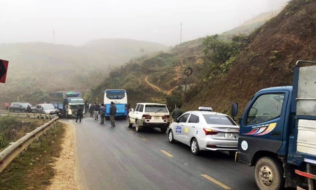 lao cai cam xe tai lon di tren quoc lo 4d sa padip nghi le 30 4  1 5 hinh 1